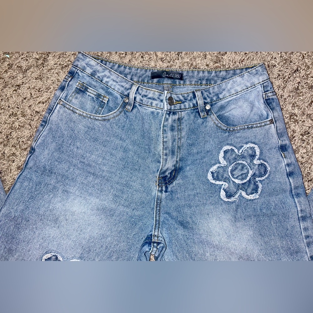 Women’s Cali1850 Light Blue Floral Embroidered Women's Jeans Size 11 - Picture 4 of 10